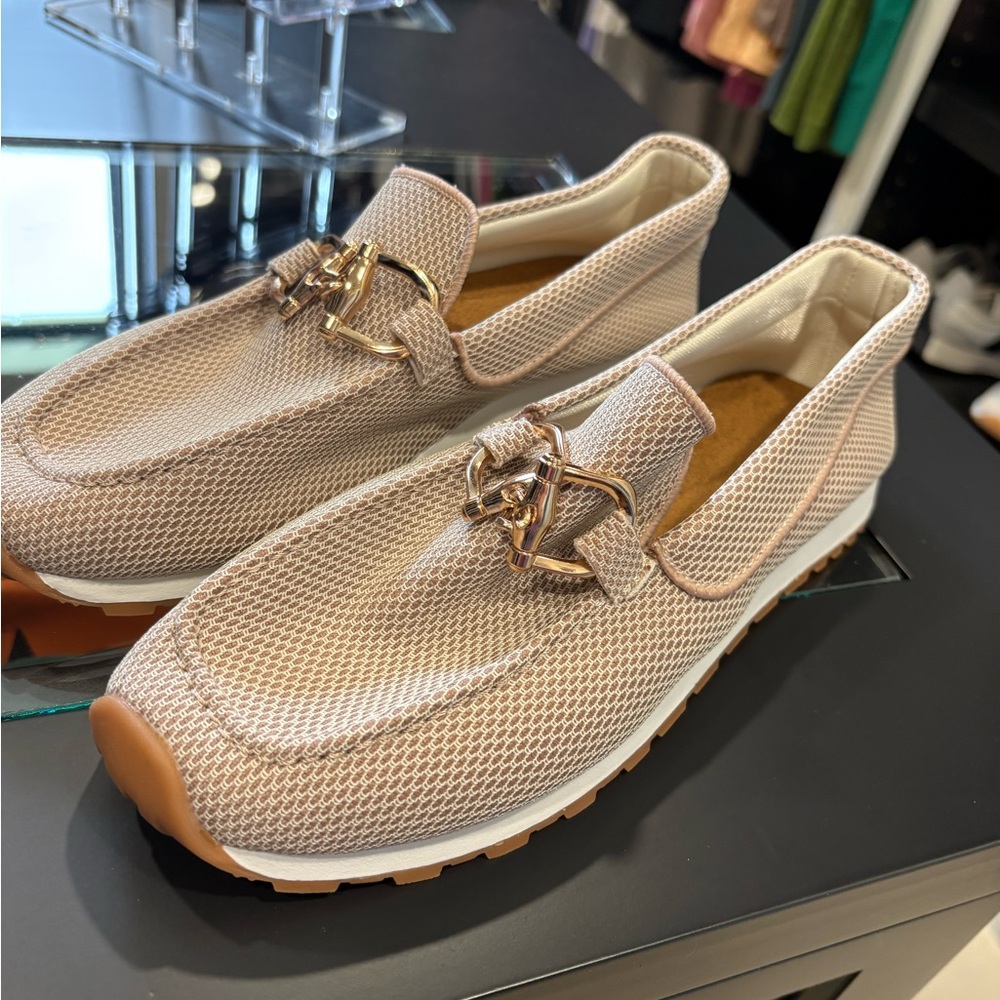 🆕🎉 NWT The Hills Nashville Beige Loafers with Gold Accent - Picture 4 of 6